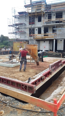 Bauarbeiter gießen Zement